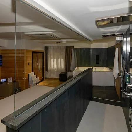 Golden Hotel-3