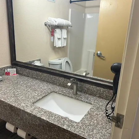 Econo Lodge Topeka At Wanamaker-3