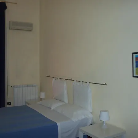 B&B Caravaggio Basic Rooms Near Ortigia-3