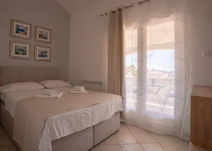 Apartments & Rooms Petra