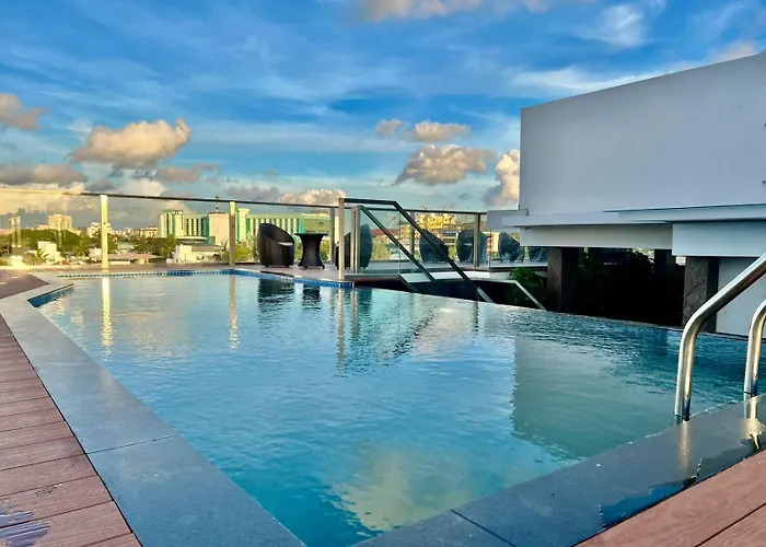 Q-White Crescent Hotel Kochi