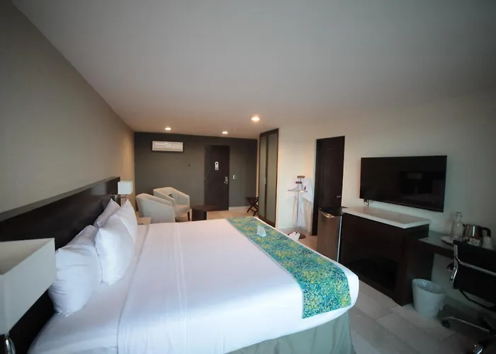 Seven Crown La Paz Malecon Hotel