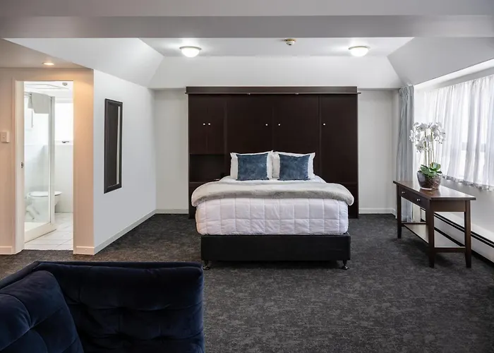 Bay Plaza Hotel