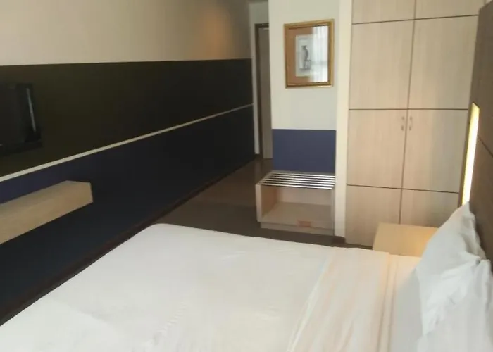 Grand Medallion Hotel Kampong Lahu